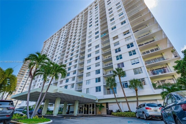 Building Photo - 500 Bayview Dr