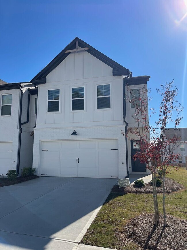 Building Photo - Townhouse in the Lovely Townes of Auburn