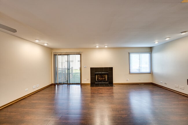 Building Photo - 1640 Hilton Head Dr