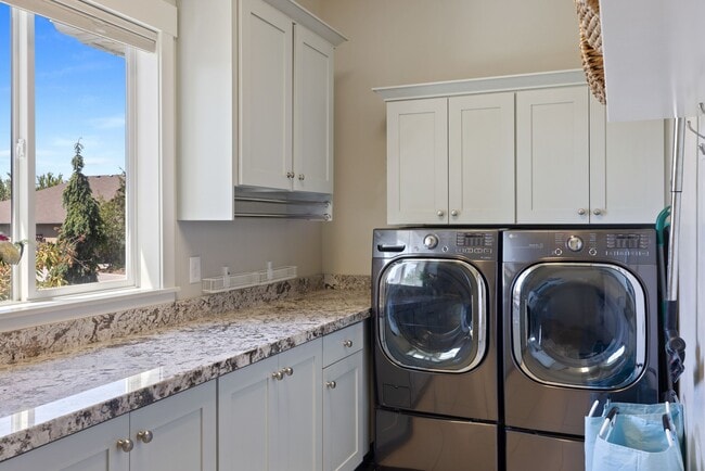 Building Photo - 5976 Woodshire Ln
