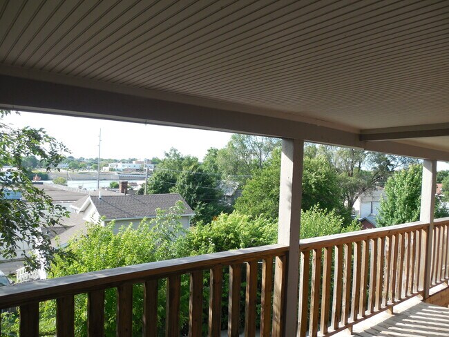 DECK RIVER VIEW - 528 N 1st St