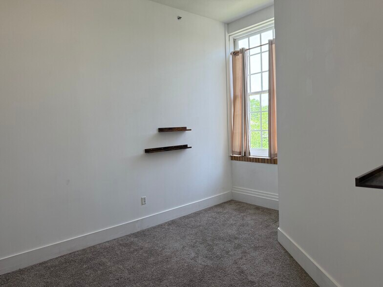 Building Photo - 130 E Glenwood Ave