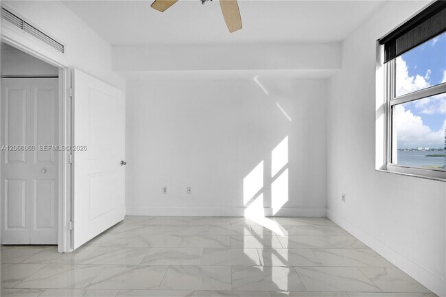 Building Photo - 7900 Harbor Island Dr