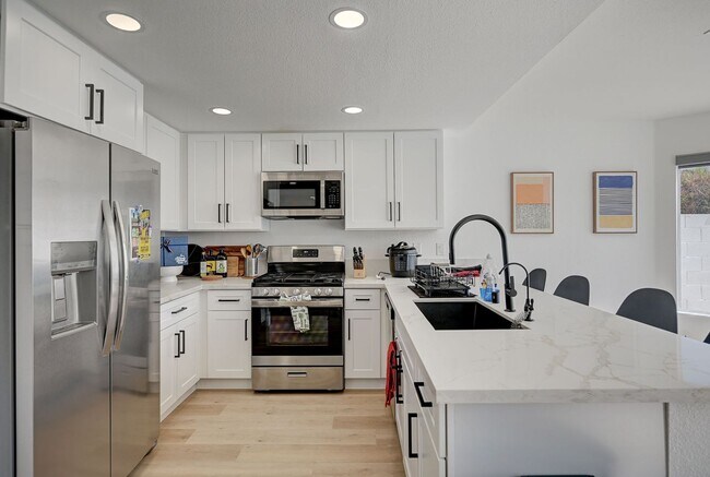 Building Photo - Furnished 4 bedroom home in the Lakes!