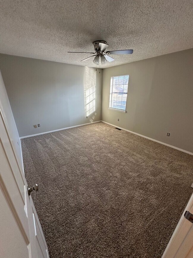Building Photo - 411 Valley Dr