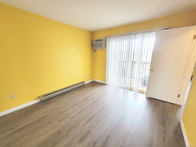 Building Photo - 96 Valley Dr