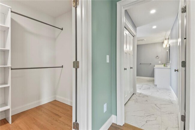 Building Photo - 95 Honeysuckle Rd