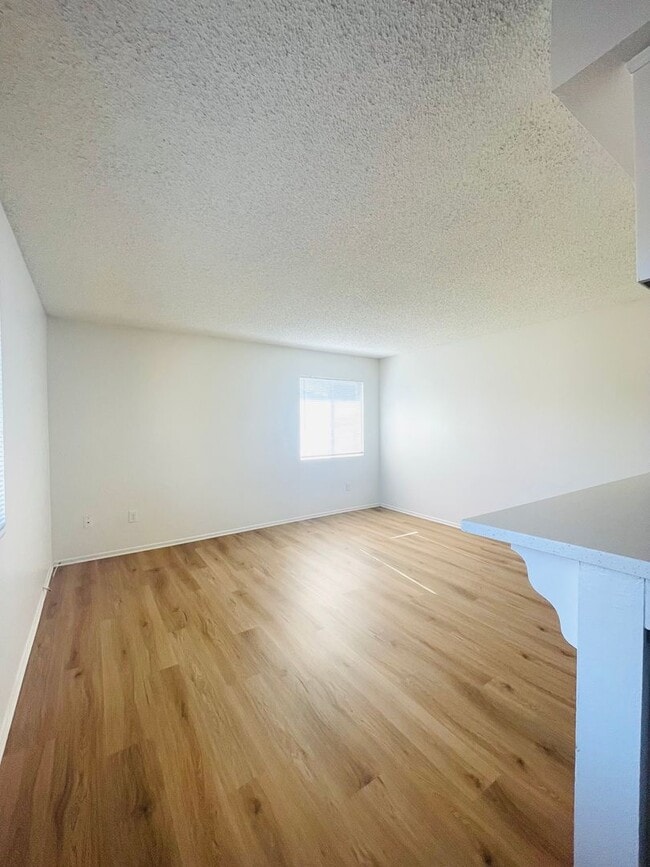Building Photo - 807
