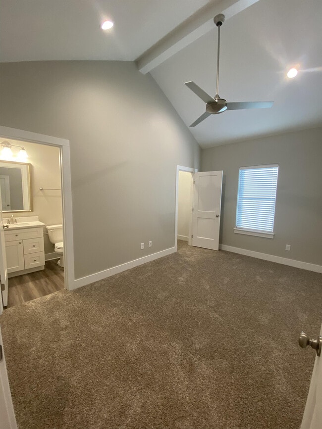 Building Photo - 400 Highlands St