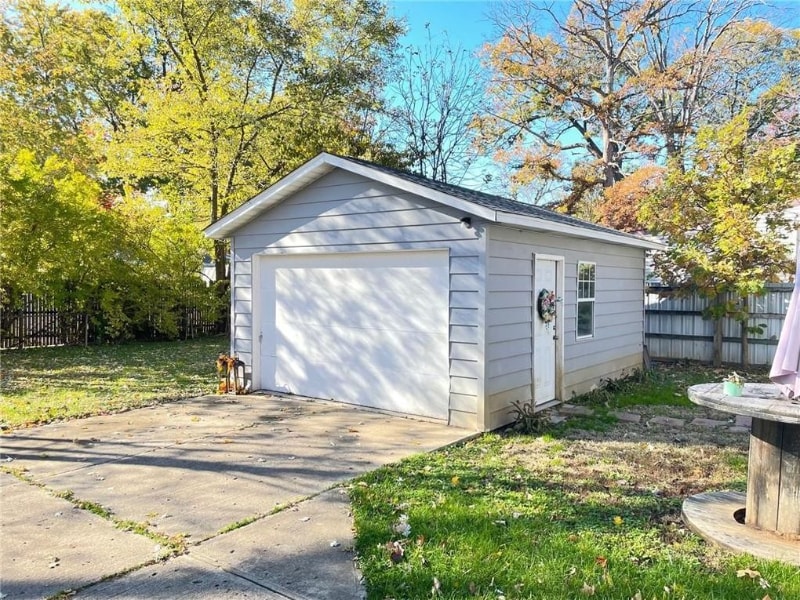 Garage - 2617 E 6th St