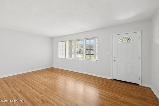 Building Photo - 3904 Via De La Reina