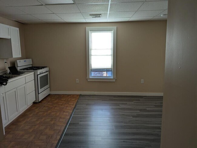 Building Photo - 437 Bay St