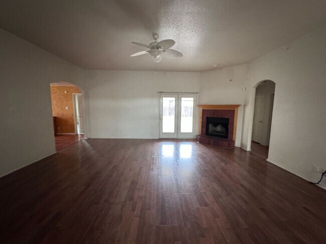 Building Photo - 4 bedroom, 2 bath