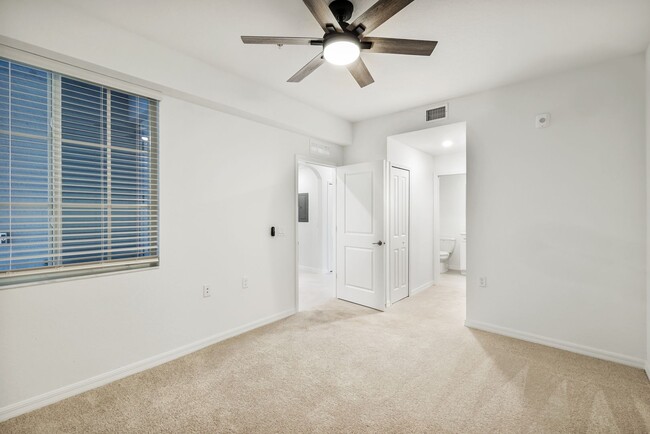 Spacious Master Suite - 14091 Heritage Landing Blvd