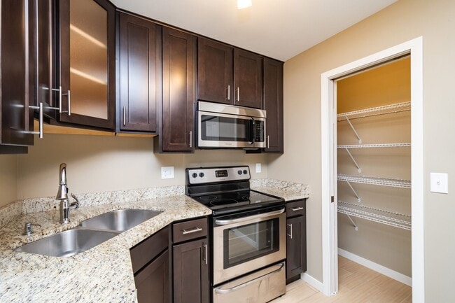 Building Photo - River Ridge Place