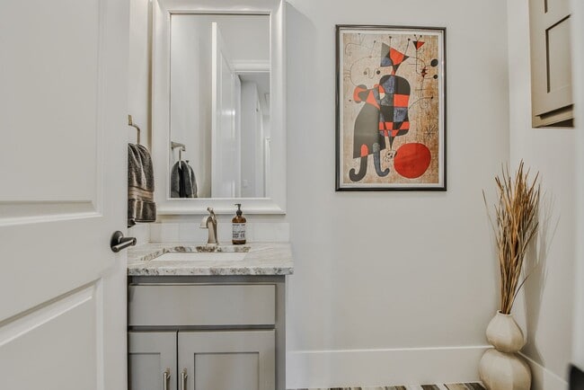 Building Photo - Stunning 4-Bedroom Luxury Home with Resort-Style Pool in Prestigious Oakmont Estates – Available ...