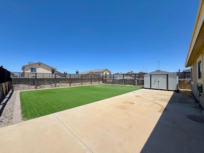 Building Photo - East El Paso 3bed/2bath Refrig A/C & Synthetic Lawn!