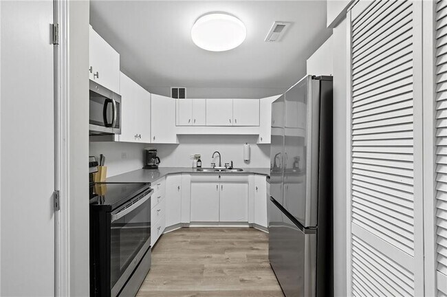 Building Photo - 3645 Peachtree Rd NE