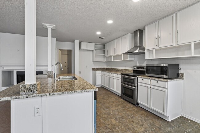 Building Photo - 5-bedroom, 3 bathrooms House for Rent
