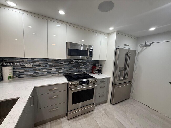 Building Photo - 5555 Collins Ave