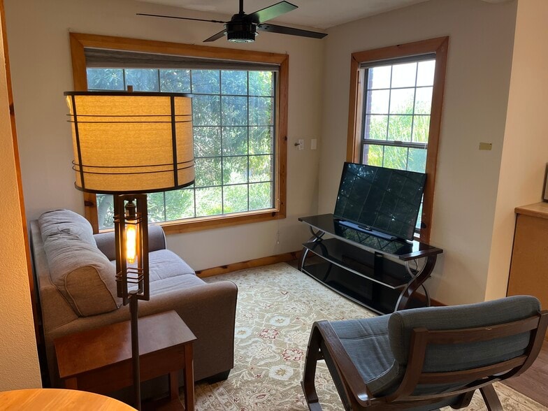 Building Photo - 247 Broad St