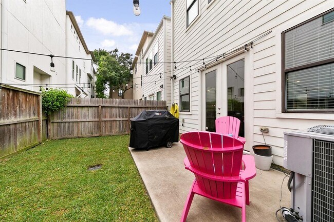 Building Photo - 5633 Petty St