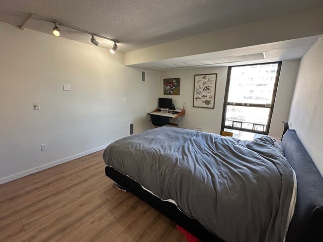 Building Photo - 566 Commonwealth Ave