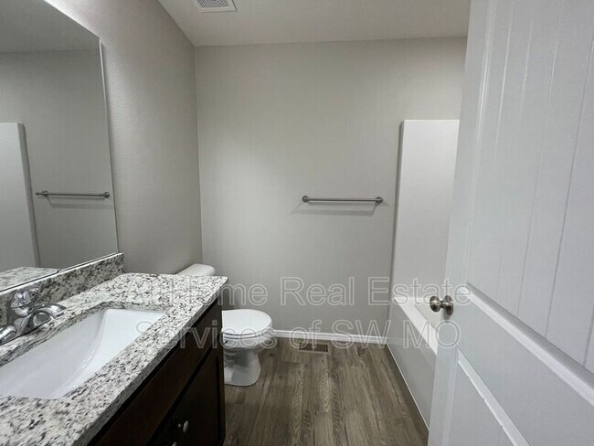 Building Photo - 223 W Canterbury Ln