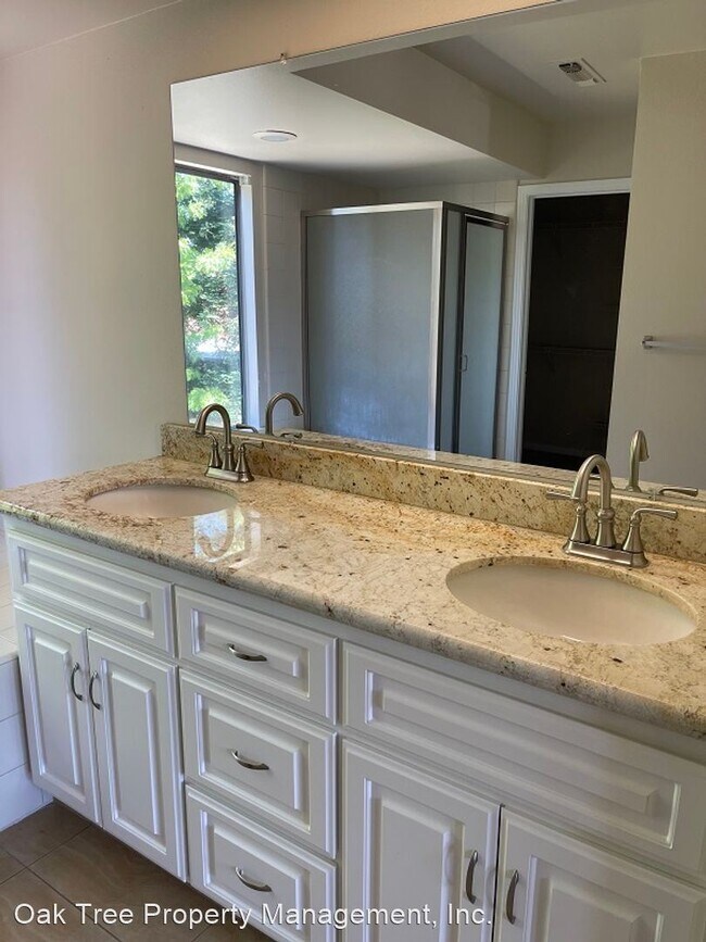 Building Photo - 3 br, 2.5 bath House - 10352 N. Doheny Drive