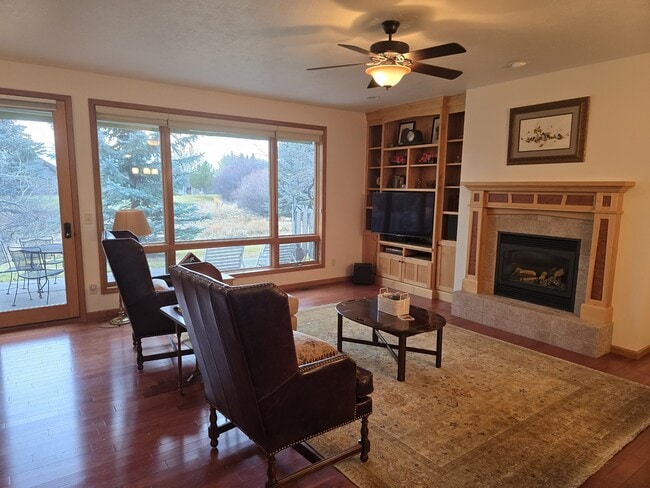 Building Photo - 3300 Graf St