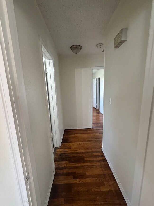 Building Photo - Cottage style house 2bedroom 1bathroom wit...