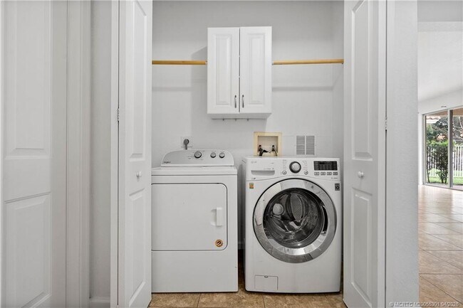 Building Photo - 2736 SW Butterfly Ln