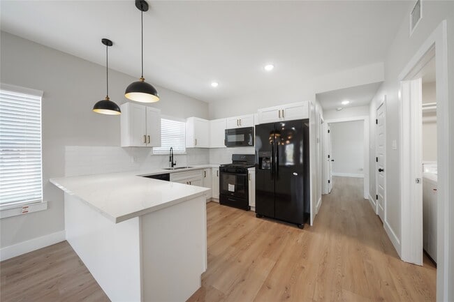 Building Photo - 402 E 37th St