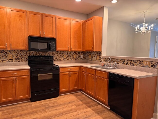 Building Photo - 2BR 2.5BA Townhome with Screened Porch