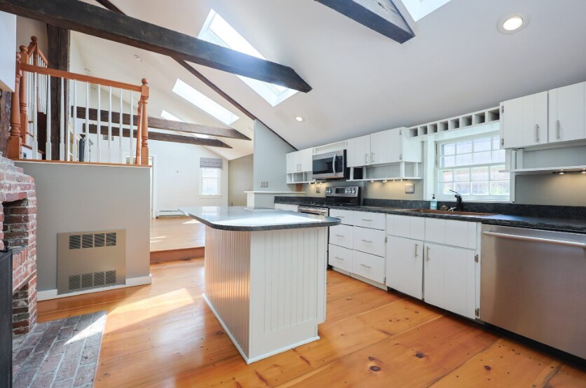 Building Photo - 144 Old Connecticut Path