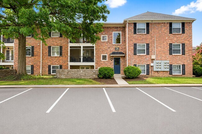 Building Photo - Fantastic 1BR/1BA condo in the desirable Georgetown Condominiums in the heart of Green Hills!