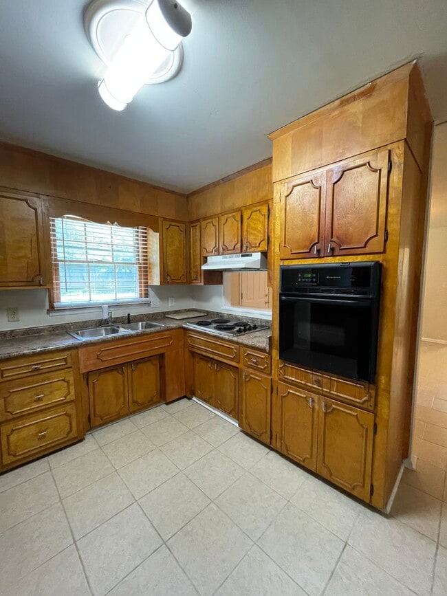 Building Photo - 3 Bedroom 2 Bathroom Home with One Car Attached Garage in Valley Park Homes Subdivision