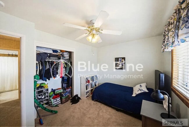 Building Photo - 407 Valley Dr