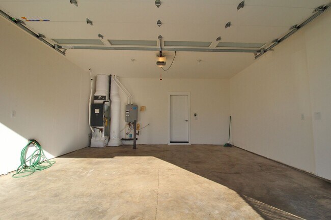 Building Photo - Impeccable 3 Bed/2.5 Bath Townhome located...