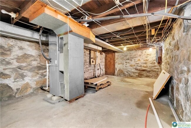 Building Photo - 321 W Babbitt Ave