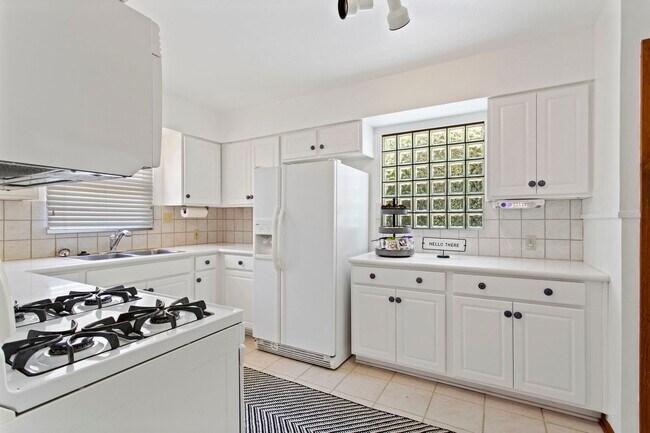 Building Photo - CONTEMPORARY HOME IN ALAMO HEIGHTS