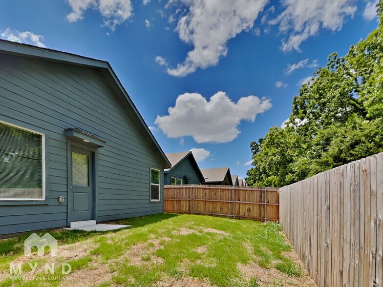 Building Photo - 242 Willow Wy