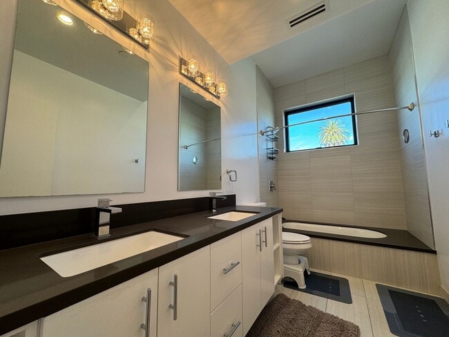 Building Photo - Five Bedroom/Four Bathroom Luxury House in Koreatown
