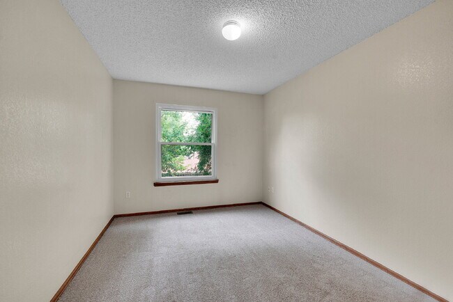 Building Photo - $2,895, 4 bed, 3 bath, located in Westmins...