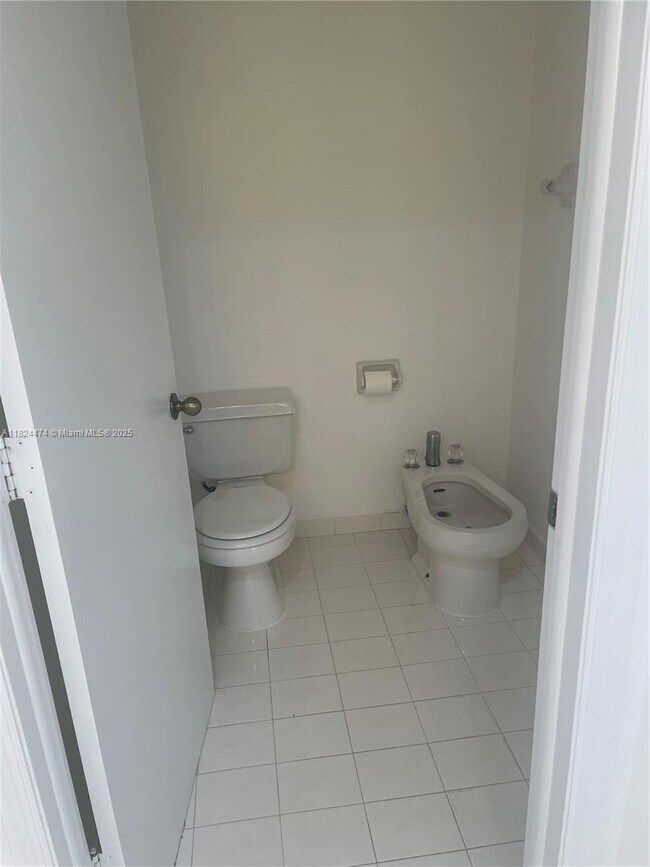 Building Photo - 16852 SW 148th Ave