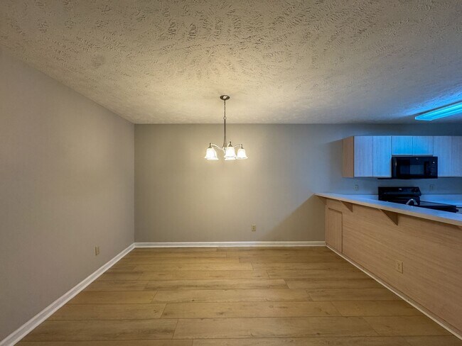 Building Photo - Cute 2 Bed 2 Bath Ground Level Condo with Community Pool