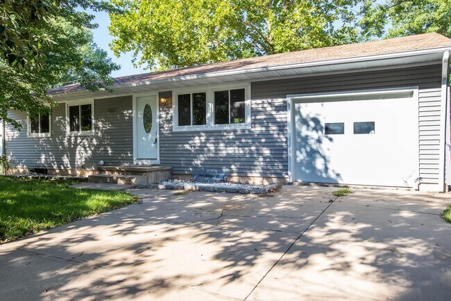Building Photo - Fenced-in Yard + Finished Basement + Bonus Room/Office! Available July 3rd!