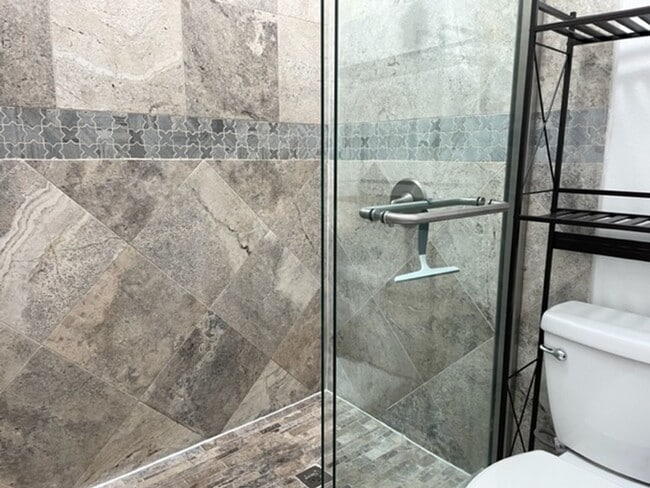 Building Photo - Newer Carriage Unit