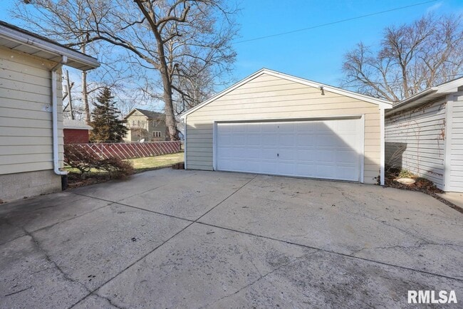 Building Photo - 2601 W Kenwood Ave