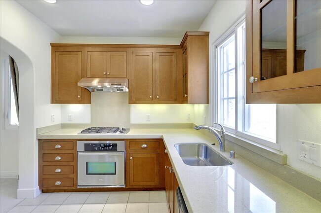Building Photo - For Rent: Spacious 4BR/3.5BA Newer Home in...